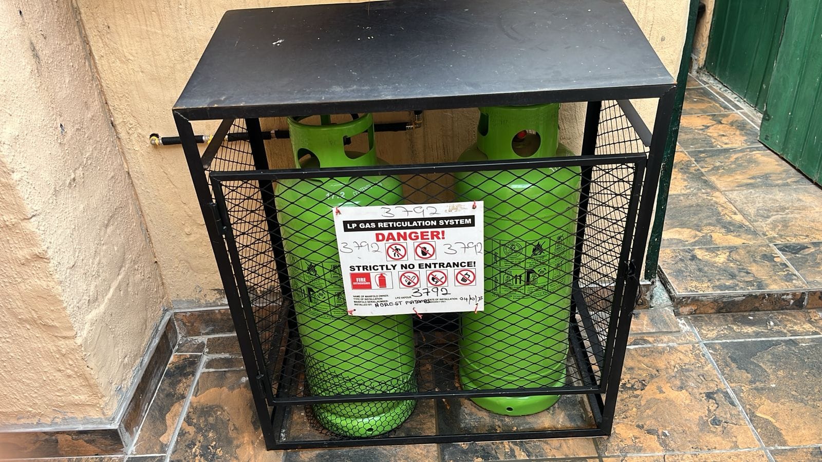 SAQCC Gas licensed cylinder cage reticulation manifold with safety sign tag 3792